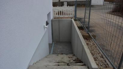 Bild: jr
Neu geschaffen wurde eine Fluchttreppe am Hinterausgang der Schulturnhalle. Der Marktrat billigte das Vorhaben einstimmig.