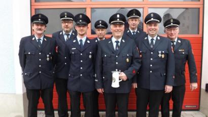 Bild: trj
Bei der Feuerwehr gibt es einige Ehrungen für Kameraden, die seit 20 und 40 Jahren im aktiven Dienst sind.