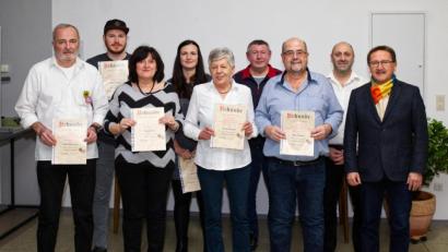 Bild: JOCHEN NEUMANN 
ERBENDORF
Bürgermeister Bürgermeister Hans Donko und der neue Vorsitzende Andreas Wittmann (links daneben) gratulieren den Geehrten (von links) Franz Bauer junior, Patrick Bauer, Margit Otte, Katja Böckl, Berta Heinisch, Reinhold Bregler und Alois Helgert.