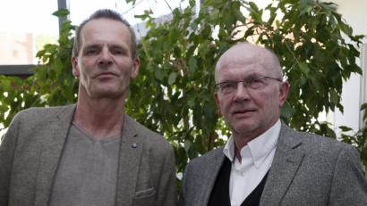 Bild: ch
Architekt Matthias Hansske (links) und Dr.-Ing. Harald Gerlach stellten die Pläne für das Gelände westlich der Straße Am Brunnfeld vor.