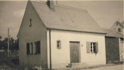 Bild:  Archiv Josef Schmaußer
Ein Frosthäusl, wahrscheinlich das von Ursensollen, um 1960. Die genossenschaftlich organisierten Mitglieder konnten in ihren Fächern der Gemeinschaftsgefrieranlage Fleisch und andere Lebensmittel aufbewahren, bevor auch auf den Dörfern private Gefriertruhen üblich wurden. Der Fotograf ist unbekannt.
