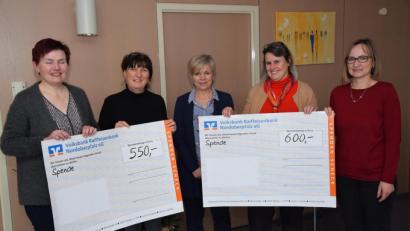 Bild: fz
Die Spenden von Andrea Sonnauer und Roswitha Jobst (Dritte und Zweite von links) vom Oberpfalz Verein nehmen HPZ-Aufsichtsrat Birgit Reil und Martina Grüner (von rechts) sowie Schulleiterin Petra Rothmund (links) gerne entgegen.