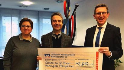 Bild: R. Kreuzer
Die Spende der Aktion nehmen (von links) Andrea Glaubitz und Pfarrer Markus Schmid von Regionalmarktleiter Christian Weigert entgegen.