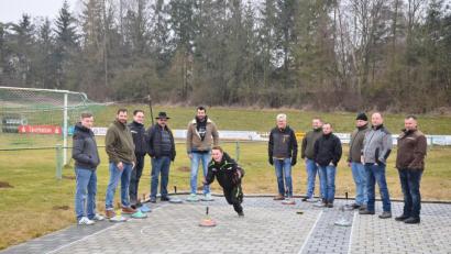 Bild: fjo
Vorsitzender Thomas Dobmeier (Zweiter von links) freut sich über den frühen Saisonstart mitten im Winter auf der Sommerstockbahn des Fiffy-Clubs.