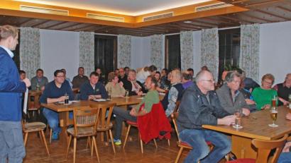 Bild: wee
Die Vereinsvorständeversammlung der Marktgemeinde stieß auf reges Interesse. Bürgermeister Konrad Kiener informierte dabei über die neuen Förderrichtlinien der Marktgemeinde, aber auch über andere Dinge, mit denen die Marktgemeinde die Vereinsarbeit unterstützen will.