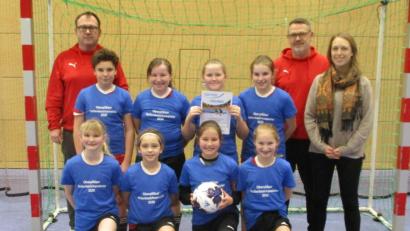 Bild: Georg Müllner
Futsal-Bezirksmeister der D-Juniorinnen wurde der TSV Theuern mit Betreuer Christian Schrott (links), Trainer Klaus Heide. Spielleiterin Janina Zilk (rechts) überreichte bei der Siegerehrung einen Futsal-Ball und die Sieger-Shirts.