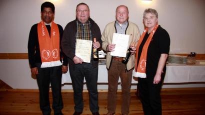 Bild: wro
Albert Üblacker (Zweiter von rechts) und Karl Franz (Zweiter von links) wurden für jeweils 50 Jahre Mitgliedschaft geehrt. Pfarrvikar und Präses Charles John (links) und Vorsitzende Martina Mark (rechts) gratulierten zu den Auszeichnungen.