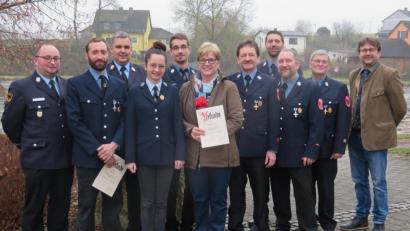 Bild: ow
Neben dem Kauf eines Tragkraftspritzen-Fahrzeugs ist auch die Ehrung verdienter Mitglieder ein wichtiges Thema in der Jahreshauptversammlung der Filchendorfer Feuerwehr. Im Bild sind die Geehrten mit dem Vorstand. Von links: Kreisbrandmeister Jürgen Heider, Jürgen Reiß (30 Jahre), Kreisbrandinspektor Wolfgang Schwarz, Elena Dollhopf (10 Jahre), Jonas Schmidt (10 Jahre), Hannelore Wenzel (30 Jahre), Adjutant Reinhard Dollhopf, Kassier Harald Müller, Kommandant Ulli Preißinger, Vorstand Wolfgang Ciesielski und Bürgermeister Wolfgang Haberberger.