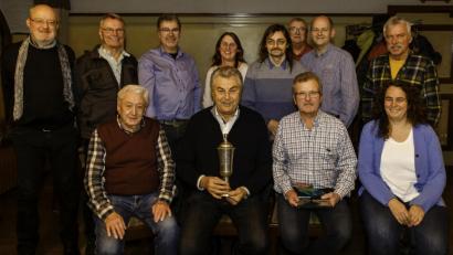 Bild: Susanne KImmerl
Josef Lehnerer (sitzend, Zweiter von links) ist neuer Vereinsmeister der Fotofreunde Pfreimd. Den Andreas-Lotter-Pokal gewann Hubert Sorgenfrei (sitzend, Dritter von links). Auch die weiteren Wettbewerbs-Fotografen erhielten aus den Händen von Vorsitzender Susanne Kimmerl (sitzend, rechts) Urkunden. Hubert Sorgenfrei wurde zudem die Ernennungsurkunde zum Ehrenmitglied überreicht.