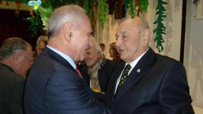 Bild: Wilhelm Amann
Helmut Roßmann (rechts) freute sich sehr über den Besuch langjähriger Weggefährten bei der Sparkasse. Unser Bild entstand, als ihm der frühere Vorstandsvorsitzende Alois Hagl zum 90. Geburtstag gratulierte.