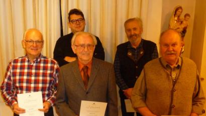 Bild: bba
Präses Walter Hellauer (hinten, Zweiter von links) ehrt (von links) Erich Weiß, Richard Ertel, Peter Schwemmer und Franz Platzer für 50 Jahre Treue zur Kolpingsfamilie St. Marien.