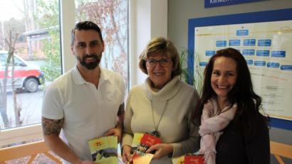 Bild: exb/Kliniken Nordoberpfalz AG
Ergotherapeutin Petra Schwingshandl (rechts) und Therapieleiter Oliver Welsner (links) konnten Johanna Schirdewahn für Asante e.V. eine Spende über 808 Euro übergeben – gesammelt im Kreis der Therapeuten der Steinwaldklinik.