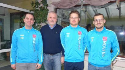 Bild: Marco Schwab
Begrüßung auf dem Hellberg (von links): Bernd Übler, der neue Coach Werner Kirchhoff, Simon Ertel und Jörg Kreussel.