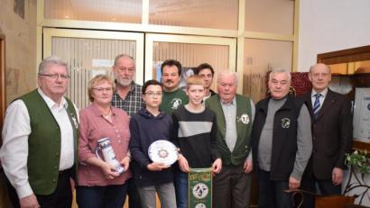 Bild: bnr
Der Geflügelzuchtverein Pfreimd zeichnete seine Meister mit Pokalen und Bändern aus (von links): Vorsitzender Hans Kiener, Maria Schreier, Hermann Wegerer, Simon Strasser, Thomas Zwack, Jonas Kiener, Michael Paulus, Ehrenvorsitzender Alois Biehler, Vereinsmeister Georg Mutzbauer und Dritter Bürgermeister Hubert Betz.