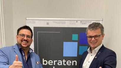 Bild: exb
Ein Förderinstrument für die Kunst im Raum Neunburg hat Fabian Biersack (links) von der Beraten-und-Planen-Gruppe ins Leben gerufen. Die Stadt Neunburg, vertreten durch Bürgermeister Martin Birner, ist beim Stipendium als Partner mit im Boot.