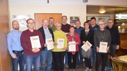 Bild: fjo
Ehrenamtsbeauftragter Reinhold Strobl zeichnet Karl Brenner, Peter Steckermeier, Josef Hierold, Maria Meixensperger, Thomas Wild, Anna Strobl, Hans Stephan, Margit Kirzinger und Diana Stephan (von links) aus.