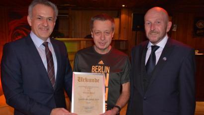 Bild: jr
Zum 36. Mal kürte die Stadt Mitterteich den Sportler des Jahres. Die Wahl fiel auf den 58-jährigen Langstreckenläufer Werner Fenzl (Mitte) vom TuS Mitterteich. Es gratulierten Bürgermeister Roland Grillmeier (links) und Sportstadtverbandsvorsitzender Peter Haibach.