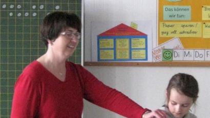 Bild: exb
Schulbesuche gehören zu den Basisaufgaben der Blindenberaterin Bettina Pichlmeier. Dabei vermittelt sie jungen Leuten nicht nur, wie es ist, sehbehindert oder blind zu sein, sondern gibt auch hilfreiche Tipps für den Umgang mit Betroffenen - das können zum Beispiel Oma oder Opa sein.