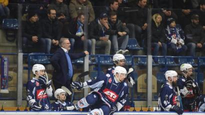 Bild: gb
Marco Habermann springt über die Bande, die anderen, einschließlich Trainer Ken Latta, verfolgen gebannt das Geschehen auf dem Eis. Nach dem Sieg gegen Deggendorf müssen die Blue Devils nachlegen, um im Rennen um den achten Platz zu bleiben. Die nächsten Gegner sind Rosenheim und Peiting.