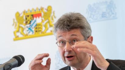Archivbild: Peter Kneffel/dpa
Michael Piazolo (Freie Wähler), Staatsminister für Unterricht und Kultus, ist wegen seiner Pläne für Mehrarbeit an Bayerns Schulen in die Kritik geraten.