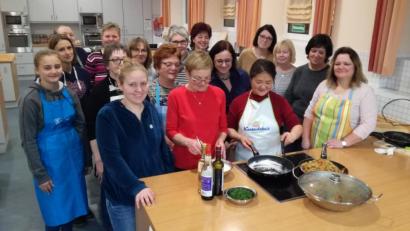 Bild: rn
Aller Augen sind auf Anita Kopp gerichtet, als sie zum Servieren anhebt.