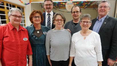 Bild: ohr
Bürgermeister Prechtl (hinten links) gratuliert der Vorstandschaft zur Wahl (von vorne): Kassier Sieglinde Schottenheim, zweite Vorsitzende Irmgard Prechtl (neu), die Beisitzer Rosemarie Höreth und Dagmar Lula sowie Reinhard Höreth (hinten Mitte) und erster Vorsitzender Helmut Kramer (rechts).