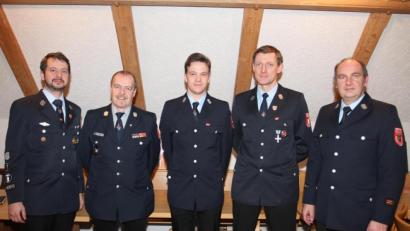 Bild: pi
Kreisbrandmeister und Kommandant Andreas Götz freut sich mit Stefan Frischholz, Markus Woppmann, Hubert Witzl und Alexander Pilfusek (von rechts) über deren erfolgreiches Abschneiden beim Feuerwehr-Fitnessabzeichen.