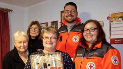 Bild: Picasa
Die Jubilarin Monika Zimmerer (Dritte von links) mit (von links) stellvertretender Bereitschaftsleiterin Anneliese Huhnke, stellvertretender Leiterin Wohlfahrts- und Sozialarbeit Luise Lehner, Bereitschaftsleiter Sven Lehner und Taktischer Leiterin Jasmin Kelch.