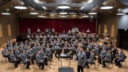 Bild: exb/ Bundeswehr, Leusmann)
Das Ausbildungsmusikkorps der Bundeswehr in großer sinfonischer Blasorchesterbesetzung unter Leitung von Oberstleutnant Michael Euler präsentiert am 25. März in der Nordgauhalle besondere musikalische Leckerbissen.