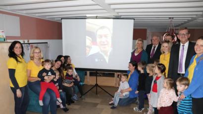 Bild: exb/Stadt Tirschenreuth/M. Streich
Gratulierten per Videobotschaft Silvia Markowski zum 60. Geburtstag: Ministerpräsident Markus Söder und Bürgermeister Franz Stahl. Vor der Leinwand: Stellvertretende Kinderhausleiterin Maria Üblacker (links), Silvia Markowski (Sechste von rechts), Peter Gold (Fünfter von rechts), Norbert Schuller (Zweiter von rechts) sowie Erzieherinnen und Kinder des Kinderhauses.