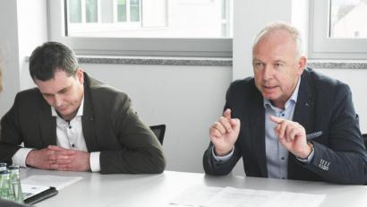 Bild: Gabi Schönberger
Florian Rieder (links) und Bernd Fürbringer formulieren die Wünsche der Wirtschaft an die Politik.