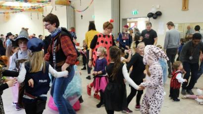 Bild: ohr
Tolle Stimmung beim Kinderfasching im Pfarrheim. Auch Pfarrer Heinrich Rosner reihte sich in das Getümmel auf der Tanzfläche ein.
