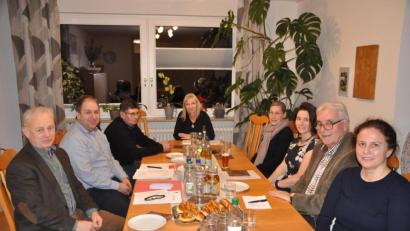 Bild: ak
Schulleiterin Franziska Schubert (rechts) erläuterte Alfred Schuster, Holger Hassel, Josef Moller, Cornelia Dumler, Silke Nußstein, Steffi Danzer und Josef Hecht (von links) auch die Personalsituation am Sonderpädagogischen Förderzentrum.