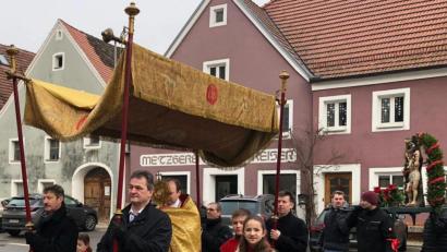 Bild: bö
Heuer war der Hohenburger Wastl weder dafroan, noch dasuffa oder zugeschneit. Die Hohenburger halten ihr Versprechen aus dem Hungerwinter von 1771 und tragen die Statue des Pestheiligen ein einer feierlichen Prozession durch den Markt.