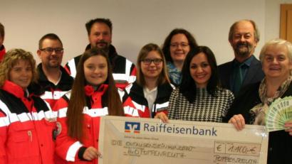 Bild: fpoz
Die Führungsmannschaft der BRK-Bereitschaft und die aktiven Helfer vor Ort freuten sich über eine Spende von 1100 Euro durch eine Abordnung der Waldershofer CSU. Im Bild von links Monika Greger, Nico Spörrer, Sabine und Josef Kellner, Sophia Huscher, Stefan Spörrer, Verena Huscher, Ingrid Haberkorn, Margit Bayer, Helmut Härtl, Angela Burger und Mario Rabenbauer.