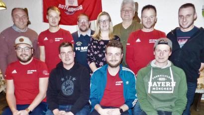 Bild: jml
Präsident Daniel Rohr und sein Vize, Benedikt Frieser (vorne Zweiter und Dritter von links) führen den FC Bayern-Fanclub Rote Armada 96 auch die nächsten Jahre.