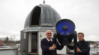 Bild: gib
Jürgen Kemmerer (links) und Torsten Bendl führen regelmäßig Besucher durch die Regensburger Sternwarte.