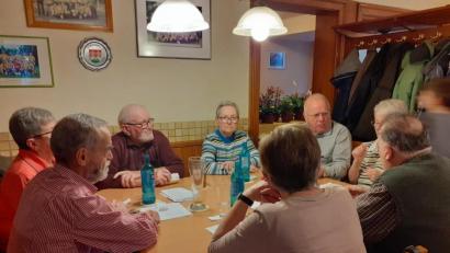 Bild: Kerstin Bodendörfer
Mitglieder des Obst- und Gartenbauvereins Fürnried am Stammtisch des Gasthauses Laurer; links der Ehrenvorsitzende Peter Bodendörfer.