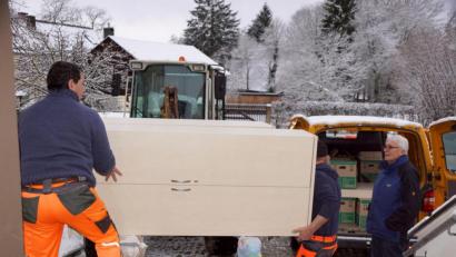 Bild: bkr
Schränke, Akten, Stühle, Tische: Die Büroräume wandern vom Rathaus in den Containerkomplex auf dem Parkplatz beim Rathaus. Beim Umzug hilft auch Zweiter Bürgermeister Josef Hecht (rechts) mit.