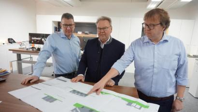 Bild: eib
Die Baupläne sind genehmigt, in wenigen Wochen rücken die Baumaschinen an. Seniorchef Josef Irlbacher (Mitte) und die beiden Geschäftsführer Günther (rechts) und Stephan Irlbacher (links) hoffen, dass die neue Energiezentrale im September 2020 in Betrieb gehen kann.
