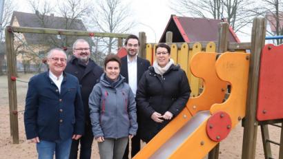 Bild: exb/Lions-Club Weiden
Die Lions-Mitglieder Elmar Baumer (von links), Anton Forster und Stephan Oetzinger besichtigen mit Kinderhaus-Leiterin Doris Weigl (rechts) und Stellvertreterin Silke Sommer die marode Spielanlage.