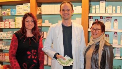 Bild: stg
Apotheker Sebastian Vonhoff überreichte die Spenden an Edith Lippert (rechts) und Jessika Wöhrl-Neuber.