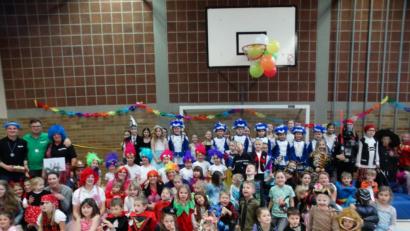 Bild: ct
Einen gelungenen und lustigen Nachmittag verlebten Turnerkinder, Kindergarde und Eltern bei der Faschingsolympiade des FCS in der Turnhalle in Schlicht (hinten, von links): Moderator Kevin Jackson, Vorsitzender Stefan Weiß und Übungsleiterin Barbara Frank sowie die Kindergarde des FV Vilseck mit Prinzenpaar Sebastian I und Sandra I.