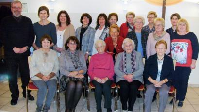 Bild: gsc
Der Frauenbund Wernberg ehrte treue Mitglieder. Unser Bild zeigt sie mit (von links) Präses Pfarrer Markus Ertl , der Bezirksvorsitzenden Rita Kleierl (stehend, Zweite von links) sowie den Vorsitzenden Jutta Schönberger und Stefanie Rosenberg (stehen, Erste und Zweite von rechts).