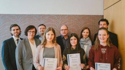 Bild: Kleindienst/exb
Kreissiegerin Diana Banesi (Vierte von rechts) wurde Kreissiegerin. Hanna Hefner (Vierte von links) belegte Platz zwei, Franziska Piehler (vorne, rechts) Platz drei.