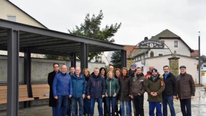 Bild: Gabriele Strehl
Die Teilnehmer des Ortstermins am Kümmersbrucker Dorfplatz.