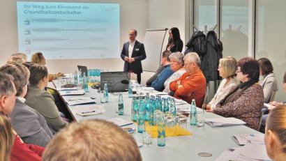 Bild: Bühner
Professor Dr. Steffen Hamm (stehend) stellt als Geschäftsstellenleiter der Gesundheitsregion plus Nordoberpfalz das Projekt "G´sundheitsbotschafter" mit seiner Kollegin Daniela Mädl vor.