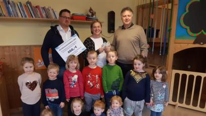 Bild: exb
Eine Spende in Höhe von 400 Euro überreichten CSU-Bürgermeisterkandidat Stephan Schübel (links) und Ortsvorsitzender Josef Hollmann an Kinderhaus-Leiterin Sabine Doß.
