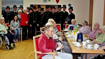 Bild: R. Kreuzer
Der Kaminkehrerchor bringt einen musikalischen Gruß ins AWO-Seniorenheim Franz Zebisch, das heuer das 25-jährige Bestehen feiern kann.