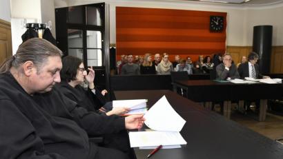 Archivbild: Petra Hartl
Ein Bild von Februar 2019: Der an Krebs erkrankte Mike Fiedler verklagte den ihn behandelnden Neurologen. Vor dem Urteil starb der Amberger. Seine Frau Tina führte den Prozess weiter. Die Parteien einigten sich auf einen Vergleich.